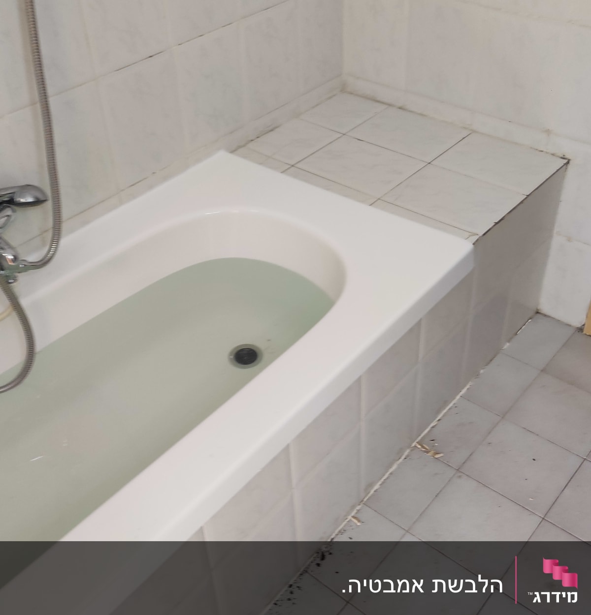 אמבטיה עם חיפוי אריחים לבנים על הקירות והרצפה
